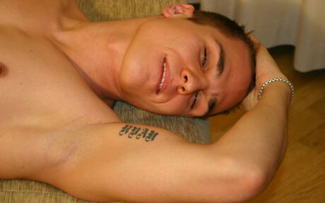 Le dur à cuire Dominic North et le costaud Beau Hicks baisent le cul après avoir sucé une bite