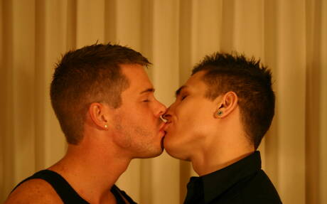 Le dur à cuire Dominic North et le costaud Beau Hicks baisent le cul après avoir sucé une bite