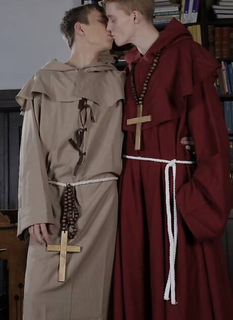 Seksowni Brad Fitt, Darryl Declan i Sven Laarson uprawiają seks w trójkącie