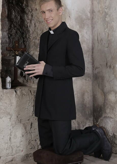 Staxus: Nasty guys Adrian Smallwood, Sven Laarson and Will Sims drilling an ass