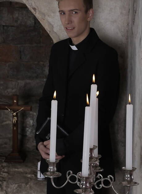 Os caras safados Adrian Smallwood, Sven Laarson e Will Sims fodendo uma bunda