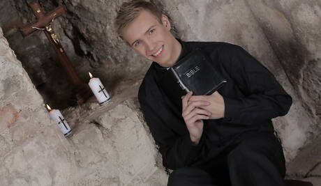 Os caras safados Adrian Smallwood, Sven Laarson e Will Sims fodendo uma bunda