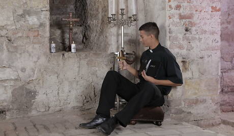 Os caras safados Adrian Smallwood, Sven Laarson e Will Sims fodendo uma bunda