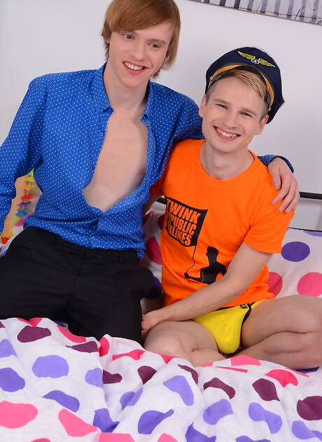 Staxus: Polish pretty boy Kamyk Walker and young Lewis Taylor have anal sex