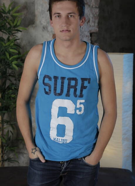 Les stars du porno tchèques Mike Cage et Sven Laarson, deux hommes musclés, ont une bonne sodomie avec fisting.