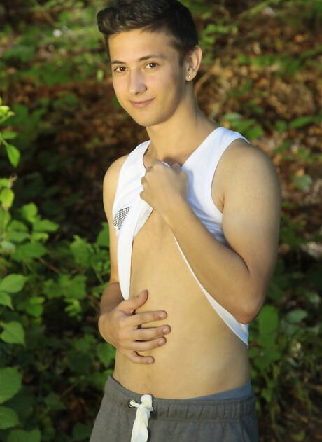 Il bellissimo ragazzo ungherese Daniel Prince e il ragazzo ungherese David Hanson si scopano il culo dopo un pompino all