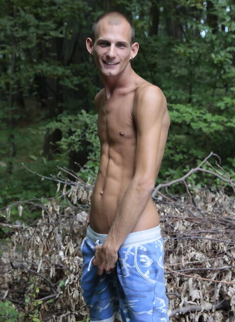 El jovencito Daniel Wolt y el joven Danny Watson posando desnudos y mostrando su bonito trasero al aire libre