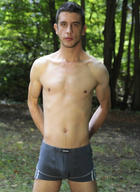 性感小鮮肉 Daniel Wolt 和年輕 Danny Watson 在戶外裸體擺造型，秀出漂亮臀部