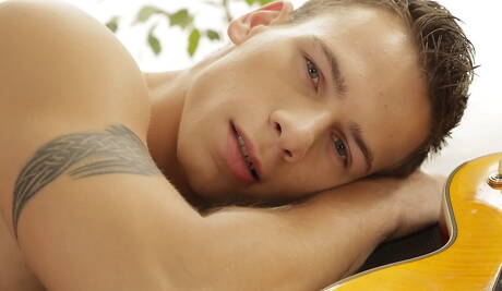 Przystojniak Adam Brooke i czeski kulturysta Dick Casey obciągają i ruchają się nawzajem