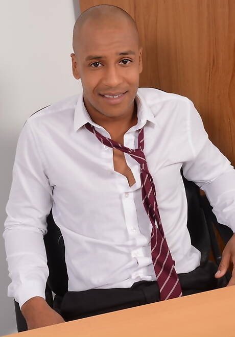 Der bullige Drew Brody und der heiße ungarische Twink Kurt Maddox ficken den Arsch, nachdem sie einen Schwanz gelutscht haben