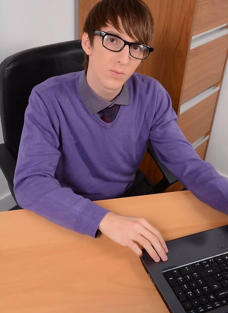 Der bullige Drew Brody und der heiße ungarische Twink Kurt Maddox ficken den Arsch, nachdem sie einen Schwanz gelutscht haben