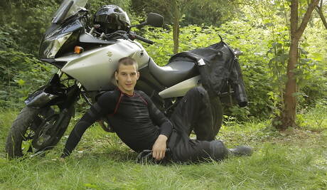 Heiße tschechische Jungs, der harte Kerl Benjamin Dunn und der Superhengst Justin Conway lutschen und vögeln sich gegenseitig im Freien