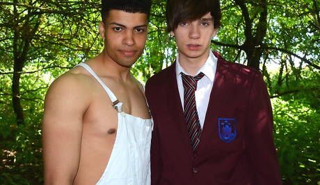 英國年輕男孩 Jaye Elektra 和帥哥 Jayden Middleton 在戶外口交後操屁股