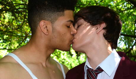 英國年輕男孩 Jaye Elektra 和帥哥 Jayden Middleton 在戶外口交後操屁股