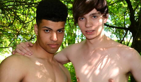 英國年輕男孩 Jaye Elektra 和帥哥 Jayden Middleton 在戶外口交後操屁股