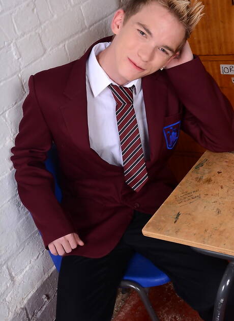 Husky guy Jaden Fox and australian hot twink Jaxon Radoc in hard anal sex