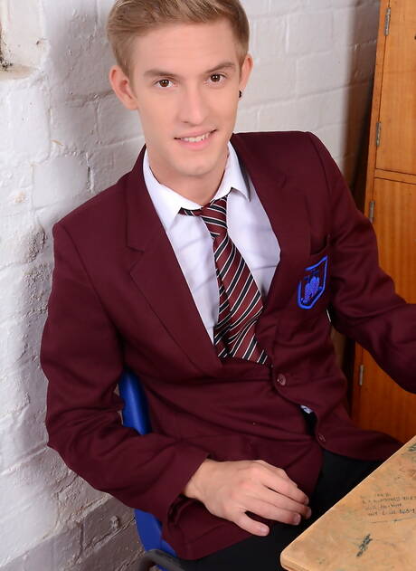 Husky guy Jaden Fox and australian hot twink Jaxon Radoc in hard anal sex