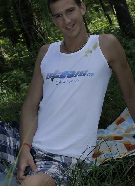 El jovencito caliente Ari Bow y el forzudo checo Benjamin Dunn se follan el culo después de una mamada al aire libre