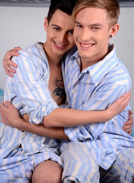 Australian pretty boy Jaxon Radoc and czech young boy Xander Hollis fuck ass after sucking cock