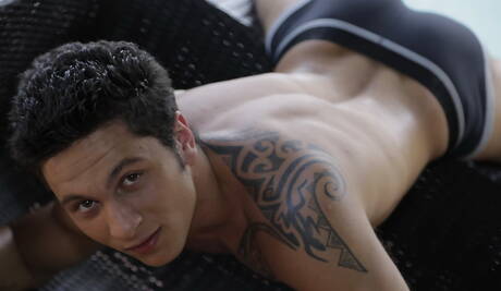 Czeskie gwiazdy porno Rudy Bodlak i młody Tim Walker w gorącym tyłku w basenie