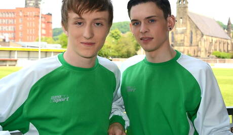 Engelse knappe jongen Aaron Aurora en jonge jongen Troy McCarthy neuken elkaars kont na het buiten pijpen