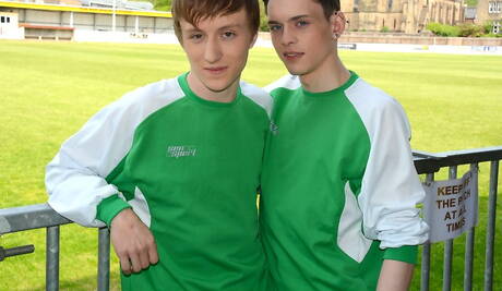 Engelse knappe jongen Aaron Aurora en jonge jongen Troy McCarthy neuken elkaars kont na het buiten pijpen