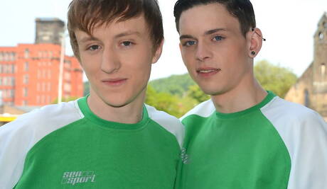 Engelse knappe jongen Aaron Aurora en jonge jongen Troy McCarthy neuken elkaars kont na het buiten pijpen