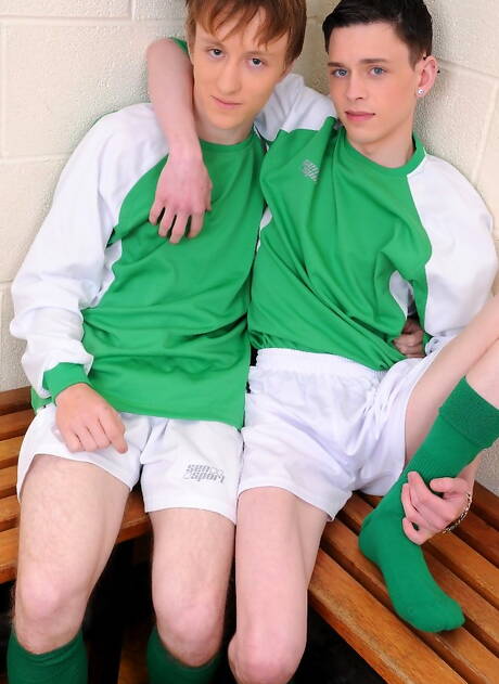 English pretty boy Aaron Aurora and young boy Troy Mccarthy fuck ass after sucking cock outside