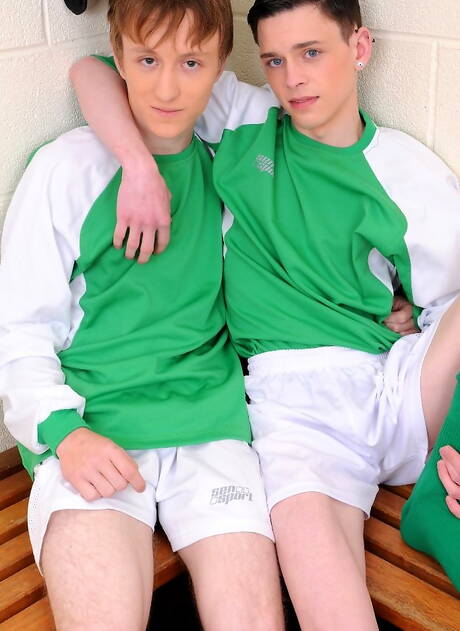 Engelse knappe jongen Aaron Aurora en jonge jongen Troy McCarthy neuken elkaars kont na het buiten pijpen