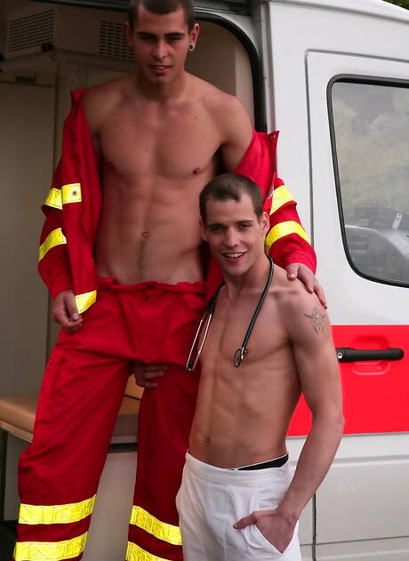 Les Tchèques Alex Stevens et Julien Heath se livrent à une baise torride en extérieur