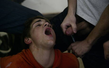 レイ・ワイル、トム・ハート、スヴェン・ホランド、ウィル・コバーン、ラッキー・テイラー、タイラー・モリスが素晴らしいトゥインク・グループセックスを披露