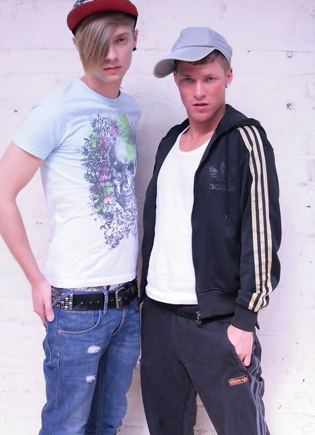 Der schöne Junge Mckenzie Cross und der junge Kerl Jay L