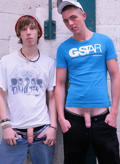 帥哥 Billy Macgregor 和年輕小夥 Mackenzi Walker 上演熱辣情侶戲