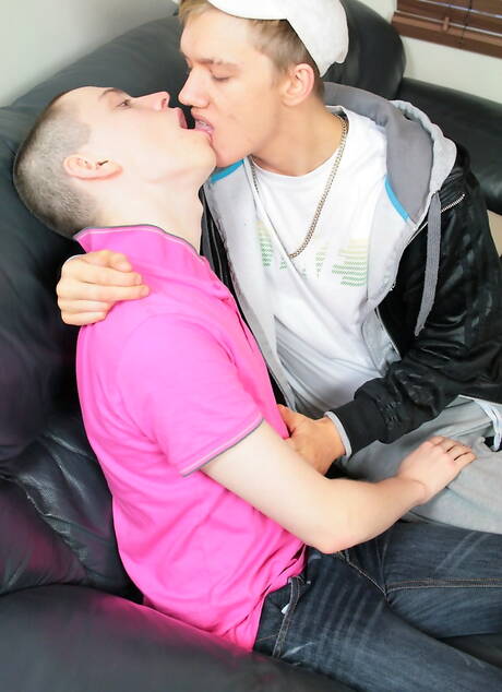 帥哥 Cat Skilton 和年輕小夥 Clayton Kole 互相猛幹