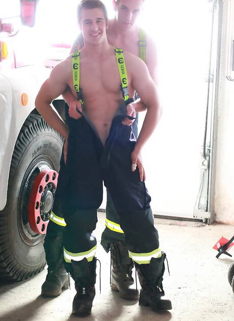 Gli amici spudorati Jeff Wills, Mathew Ross e Alan Capier fanno sesso anale a tre