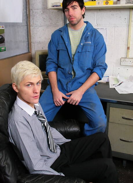 Twink Brandon Boss en knappe Engelse jongen Skylar Blu in een hete kontneuk