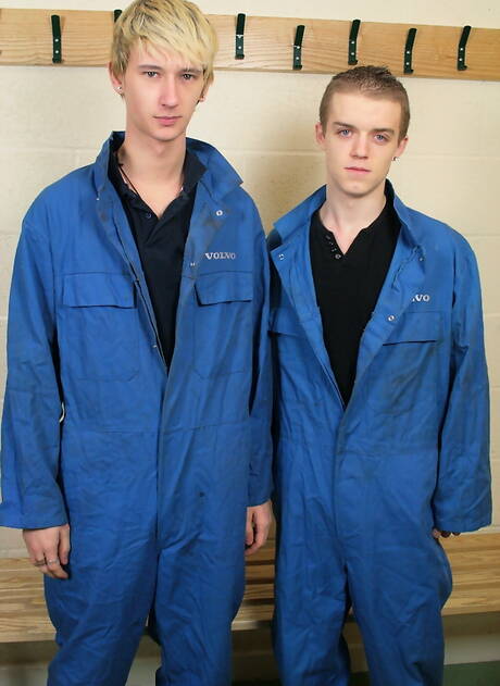 Le beau garçon Ash Williams et le jeune garçon Kaden Tate dans une relation sexuelle anale torride sous la douche