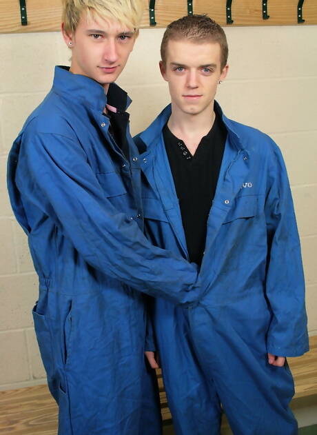 Le beau garçon Ash Williams et le jeune garçon Kaden Tate dans une relation sexuelle anale torride sous la douche