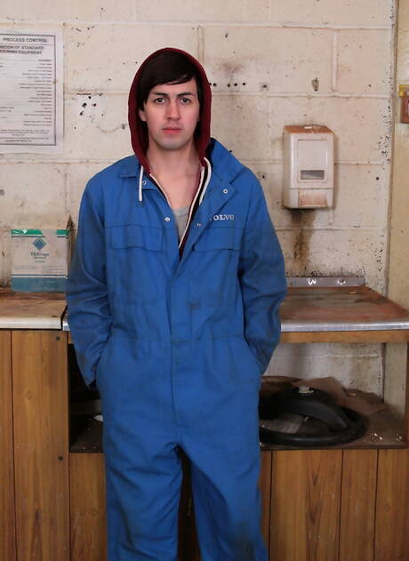 Los desagradables amigos Finley Yves, Keiron Jones y Lloyd Adams hacen el amor