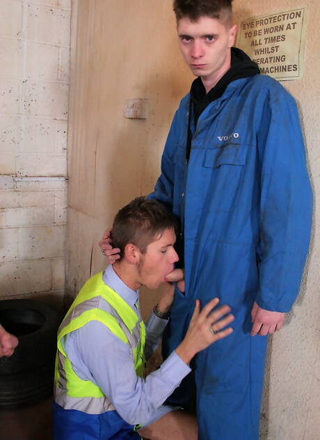 Niegrzeczni kumple Finley Yves, Keiron Jones i Lloyd Adams uprawiają miłość