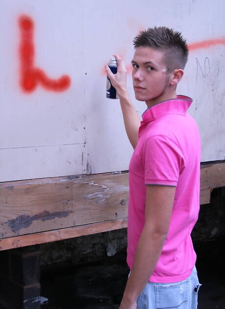 Młody Evan Zero i młody Lloyd Adams uwielbiają być dominowani na zewnątrz