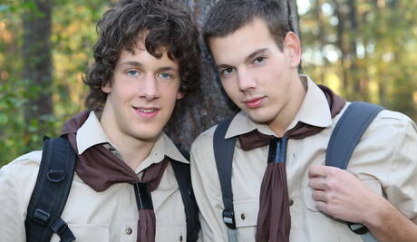 制服を着たスカウトの毛深い少年たちがキャンパスで熱いセックスをする