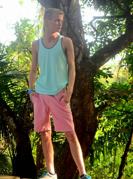 Der schwarze Adonis Devon Lebron und der junge Amerikaner Nicholas Reed haben draußen einen heißen interracialen Arschfick