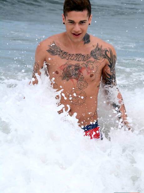 Mickey Taylor, Orlando, Paul Walker et Pedro Ribeiro dans un gangbang masculin sur la plage