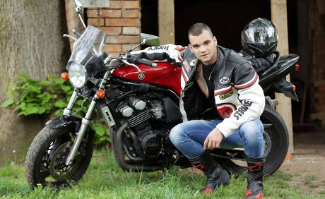 Le dur à cuire Tom Crua et le costaud Vadim Lust ont une bonne sodomie en extérieur