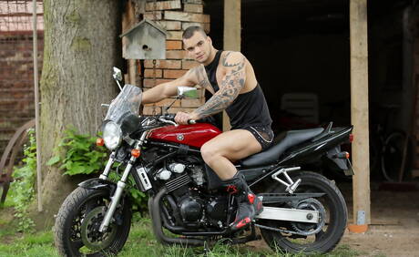 Le dur à cuire Tom Crua et le costaud Vadim Lust ont une bonne sodomie en extérieur