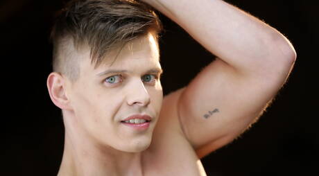 Le dur à cuire Tom Crua et le costaud Vadim Lust ont une bonne sodomie en extérieur