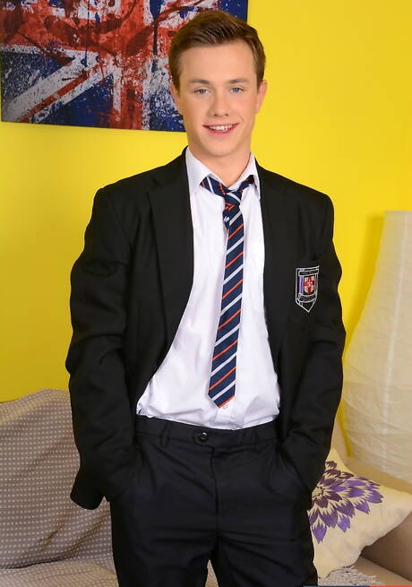 拉脫維亞年輕人 Billy Rubens 和年輕男孩 Sam Kirby 互相吸吮和操弄