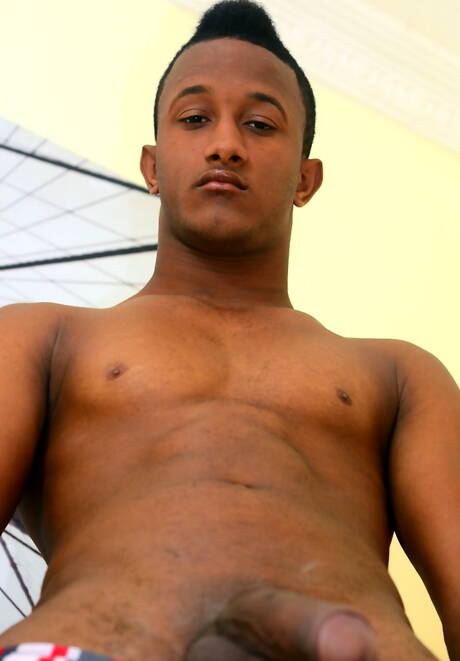 Die geilen Typen Alex Mendez, Billy Ricardo und Lucas Owens haben einen heißen Dreier mit interracialem Analsex