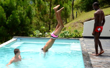 いやらしい男たち、デボン・レブロン、フェリペ・エスキベル、ティム・ローがプールで3P異人種間ファックアクションを繰り広げる